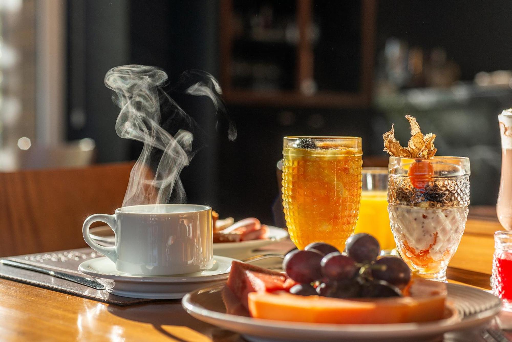 Hotel Laghetto Stilo Borges غرامادو المظهر الخارجي الصورة A breakfast with coffee, fruit, and orange juice