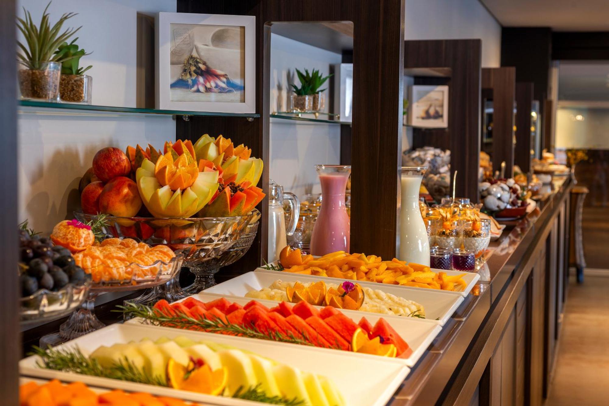 Hotel Laghetto Stilo Borges غرامادو المظهر الخارجي الصورة A fruit salad buffet