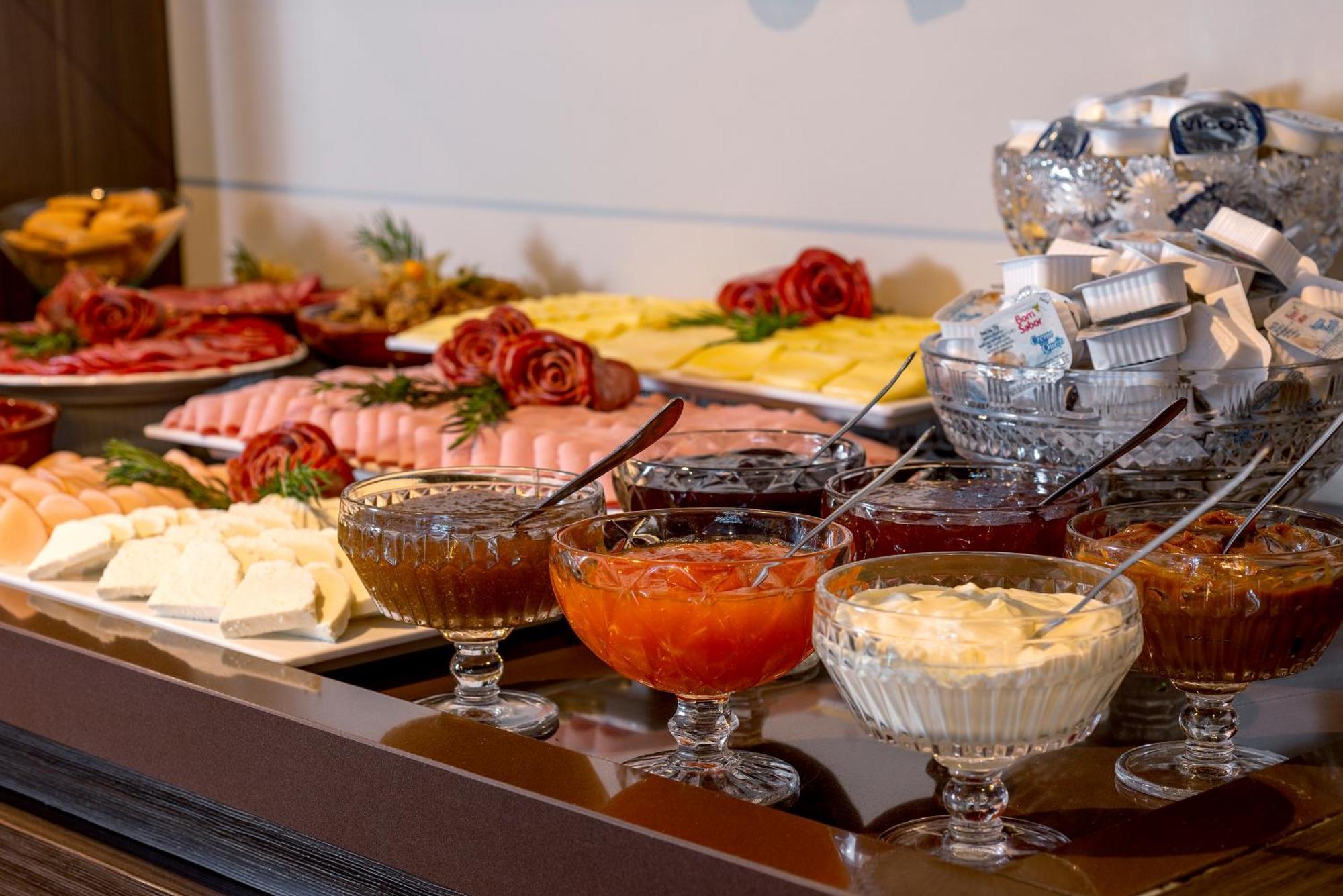 Hotel Laghetto Stilo Borges غرامادو المظهر الخارجي الصورة A buffet