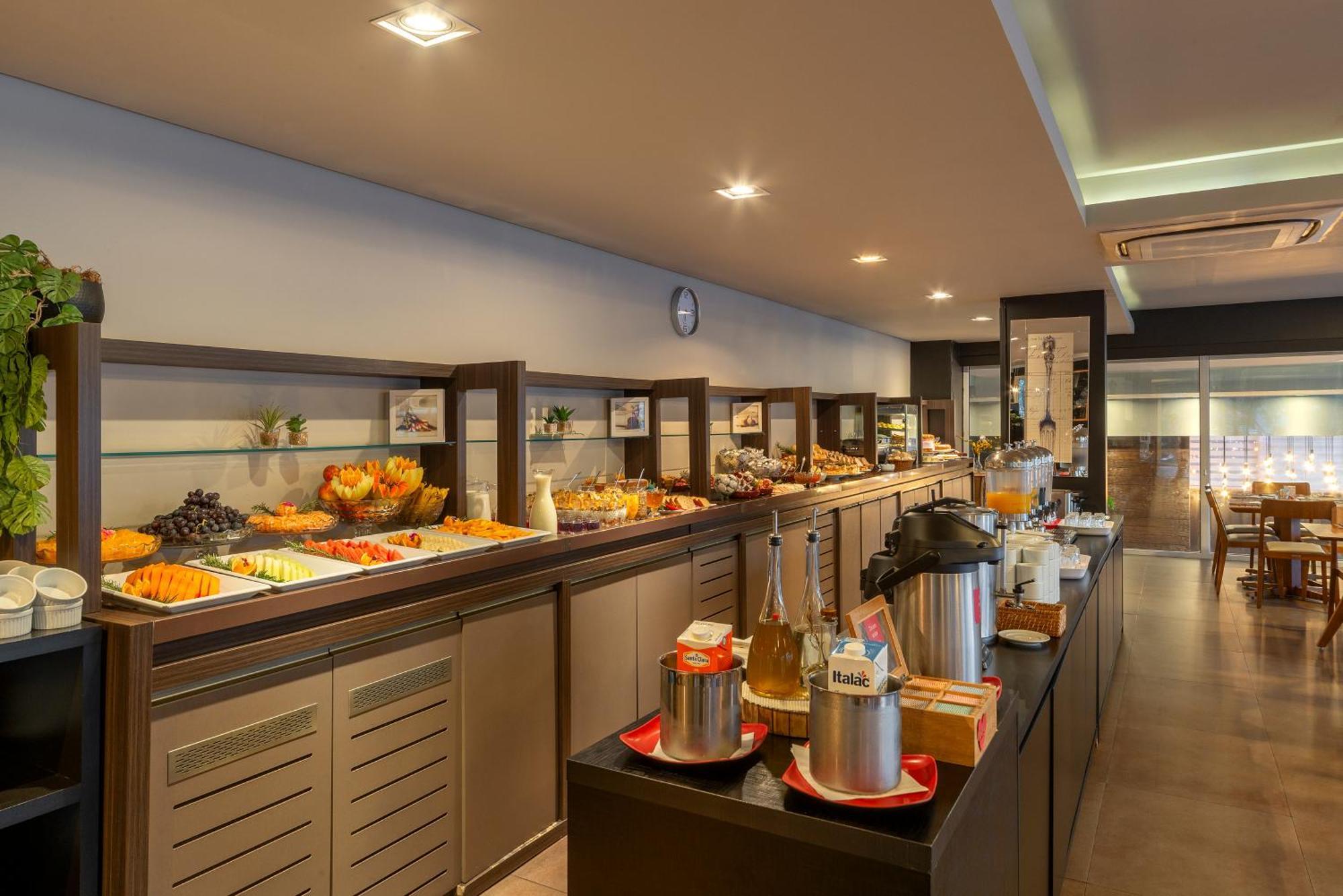 Hotel Laghetto Stilo Borges غرامادو المظهر الخارجي الصورة A buffet at a hotel